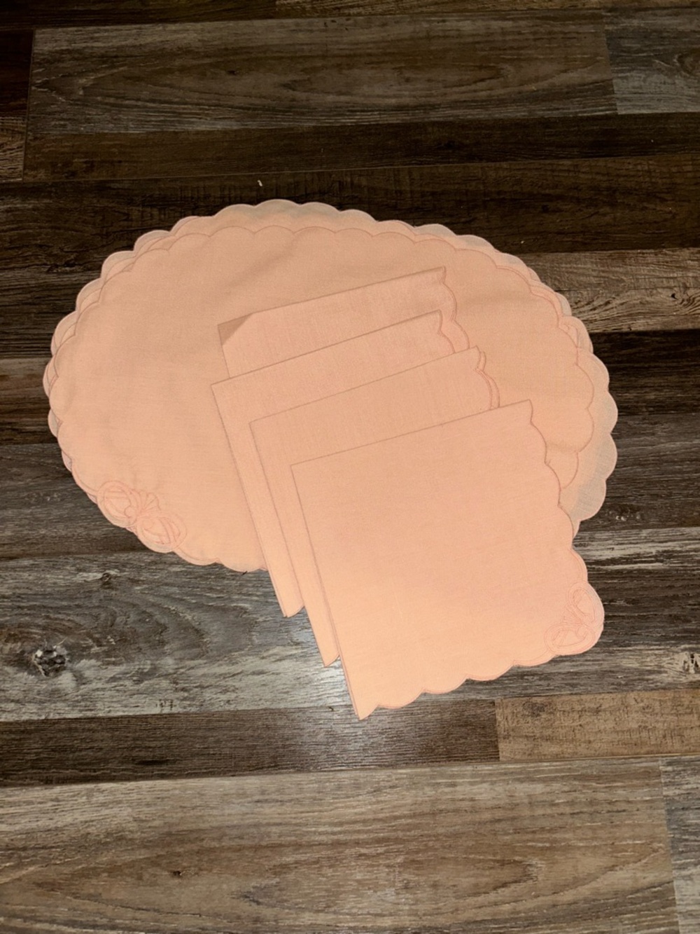 Fine Linen 8 Embroidered Placemat Set w/4 Napkins  Peach Scalloped Edge 162